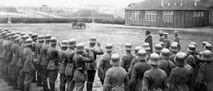 Januar 1919: Noske besichtigt das konterrevolutionäre Freikorps Hülsen, einen Teil der „Abteilung Lüttwitz“, zu der auch das „Freiwilligen Landesjägerkorpfs“, die 17. und 31. Infanterie-Division und das Landesschützenkorps gehören. (Foto: Bundesarchiv)