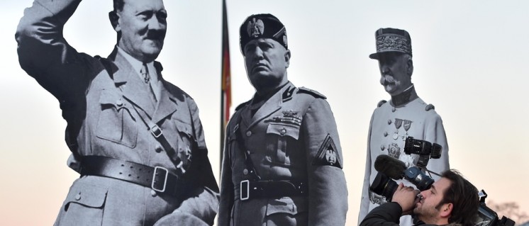 So sieht die Organisation „Avaaz“ das rechte Treffen in Koblenz: Am Deutschen Eck stellte sie Bilder von Hitler, Mussolini und Pétain auf, um vor der rechten Gefahr zu warnen. (Foto: Avaaz/public Domain)