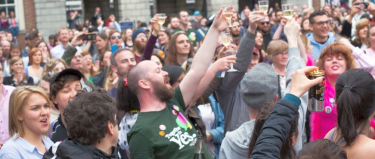 In Irland feiern Frauen und Männer die Abschaffung des verhassten Verfassungszusatzes. Hier bei der Verkündung des Wahlergebnisses vor Dublin Castle. (Foto: [url=https://commons.wikimedia.org/wiki/File:REPEAL_YES05.jpg]Katenolan1979[/url])