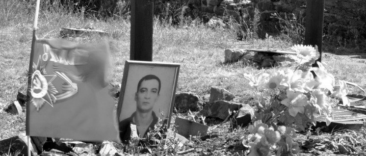 Gräber von im Jahr 2014 gefallenen Angehörigen der Volksmiliz.