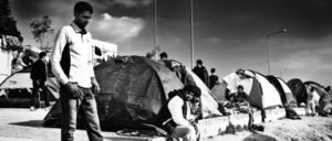 Hotspot Moria, Lesbos: Mit Stacheldraht umzäunt, Polizisten stehen Wache, berichete „Pro Asyl“ im November – „ein Ort der Schande“, sagte ein Mitarbeiter. (Foto: Martin Leveneur/flickr.com/CC BY-SA 2.0)