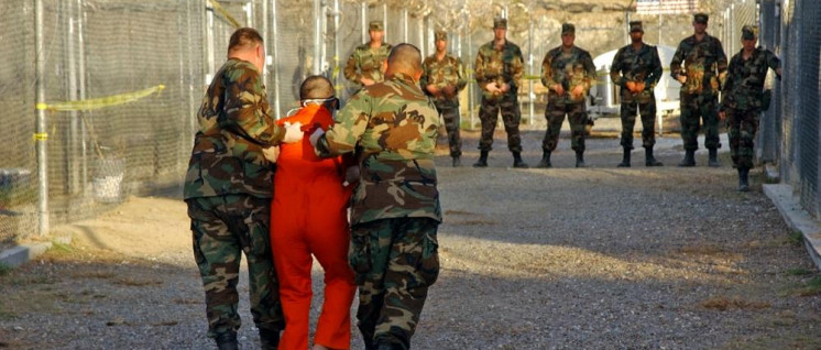 Vorführung eines Gefangenen in Guantanamo (Foto: public domain)