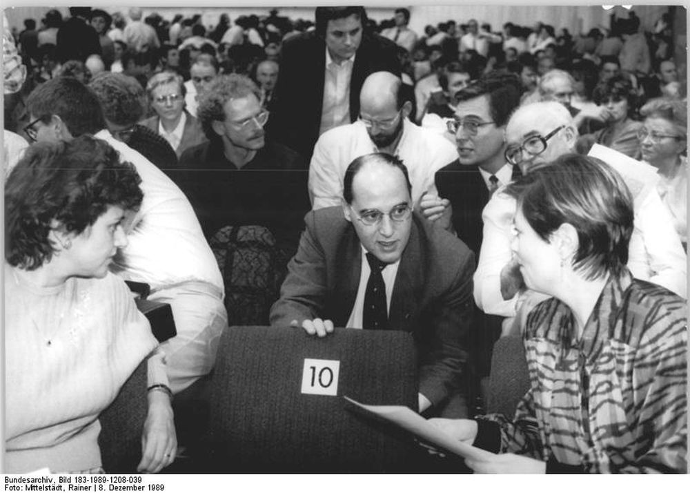 Beerdigung 2: Gregor Gysi warb auf dem Sonderparteitag der SED am 8. Dezember 1989 für sozialdemokratische Positionen.