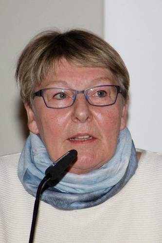 Ulrike Schmitz war 20 Jahre Mitglied des Betriebsrates bei VW Braunschweig und langjährige Vorsitzende der DKP-Betriebsgruppe VW Braunschweig und Wolfsburg.