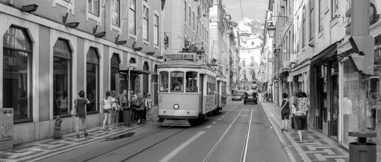 Das Verkehrsunternehmen Companhia Carris de Ferro de Lisboa, kurz Carris, betreibt die Straßenbahn der portugiesischen Hauptstadt. Die Gesellschaft befindet sich seit der Nelkenrevolution von 1974 im Besitz der Stadt. (Foto: Diego Delso/common.wikimedia.org/CC BY-SA 3.0)