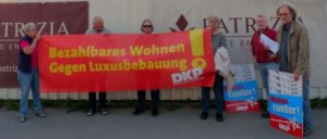 Vor dem Werkstor der Industriebrache forderte die DKP Gerresheim Wohnungsbau außerhalb der Profit-Spirale. (Foto: Bettina Ohnesorge)