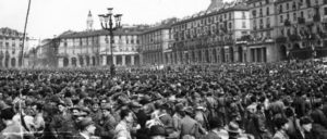Turin am 6. Mai 1945: Parade anlässlich der Befreiung auf der Piazza Vittorio Veneto. Doch die Faschisten formierten sich breits neu … (Foto: Giorgio Agosti / wikimedia.org / CC BY-SA 2.5 IT)