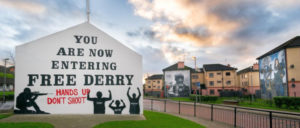 „Sie betreten jetzt das freie Derry!“ An dieser Ecke der Bogside in Derry begann das Massaker vom „Bloody Sunday“. (Foto: [url=https://www.flickr.com/photos/giuseppemilo/15592849954]Giuseppe Milo[/url])