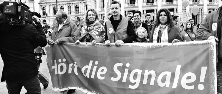 Bei der Maidemonstration der SPÖ in Wien: Die Parteibasis sandte Signale an Bundeskanzler Faymann und pfiff ihn aus. (Foto: SPÖ Presse und Kommunikation/flickr.com/CC BY-SA 2.0/ www.flickr.com/photos/sozialdemokratie/26674821142/)