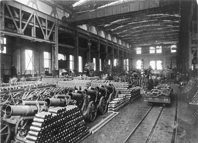 Munitionsfabrik 1916: Immer mehr Frauen mussten auch in den Betrieben der Rüstungsindustrie die einberufenen Männer ersetzen.