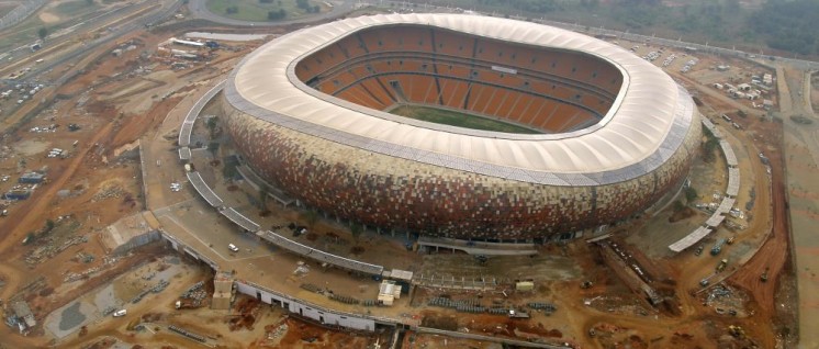 „Soccer City“ WM-Stadion in Johannesburg (im Bau, aufgenommen 2009). (Foto: [url=https://www.flickr.com/photos/24062795@N07/4025114303]shanediaz120[/url])