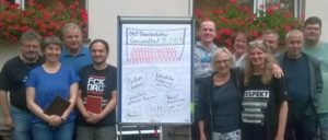 Gruppenfoto: Einige Teilnehmerinnen und Teilnehmer des „Branchentreffen Gesundheit“ vor dem Naturfreundehaus in Solingen (Foto: UZ-Archiv)