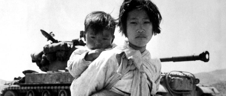 Kriegsflüchtlinge 1951: Koreanisches Mädchen mit seinem Bruder (Foto: [url=https://commons.wikimedia.org/wiki/File:KoreanWarRefugeeWithBaby.jpg?]Maj. R.V. Spencer, US Navy[/url])