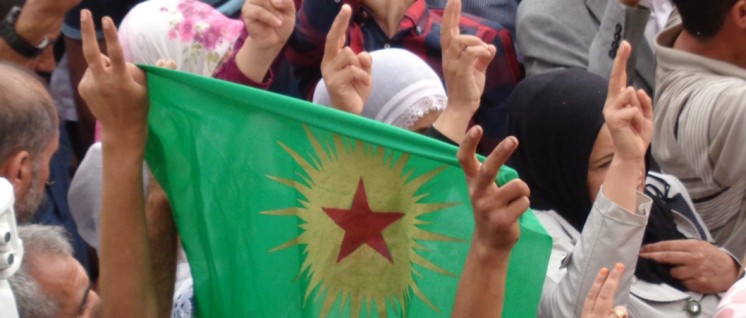 „Die Hoffnung auf Frieden ist stärker“: Bei einer Demonstration gegen die Angriffe der Armee in der kurdischen Stadt Silvan, Oktober 2015. (Foto: Olaf Matthes)