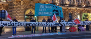 Am 5.  November protestierten fast 300 Menschen vor dem Rathaus gegen das Vorgehen des Senats, den Gesetzesvorschlag gerichtlich überprüfen zu lassen. (Foto: pflegenotstand-hamburg.de)