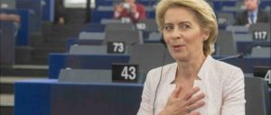 Erleichtert: Es hat gereicht. Von der Leyen nach ihrer Wahl zur Kommis­sionspräsidentin (Foto: [url=https://www.flickr.com/photos/european_parliament/48300816421/in/album-72157709681337212/]Europäisches Parlament / flickr.com[/url])
