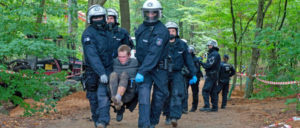 Polizisten räumen den Hambacher Forst auf. (Foto: Hubert Perschke/r-mediabase.eu)
