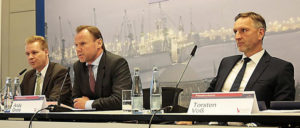 Torsten Vogt (ganz rechts) bei der Vorstellung des Landesverfassungsschutzberichtes 2015 in Hamburg. (Foto: LfV)