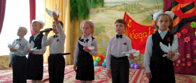 Kinder des Internats Nr. 1 in Donezk bei einer kleinen Konzertaufführung (Foto: Stanislaw Retinskij)