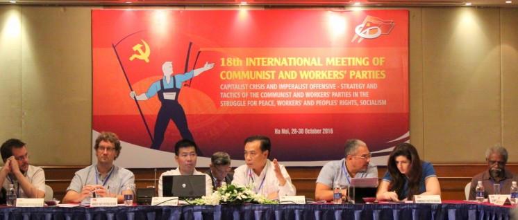 Das Podium des 18. IMCWP; in der Mitte als Versammlungsleiter Genosse Tran Dac Loi, Vizevorsitzender der Kommission für internationale Beziehungen bei der KP Vietnams. (Foto: Manfred Idler)