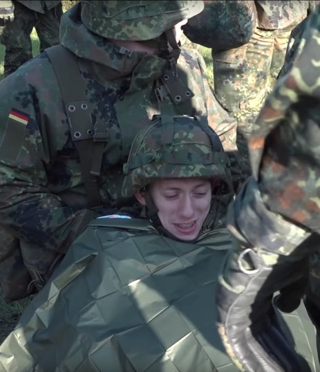 Noch ganz lustig: Auf Youtube zeigt die Bundeswehr, wie „Die Rekruten“ die Versorgung verwundeter Kameraden üben.