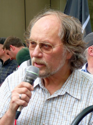 Uwe Koopmann engagiert sich in der DKP Düsseldorf und kämpft unter anderem gemeinsam mit der Gewerkschaft Erziehung und Wissenschaft (GEW) gegen Berufsverbote.