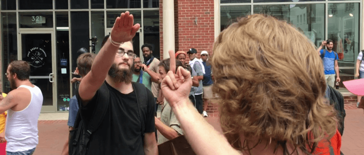 Ein Rassist provoziert mit dem Hitlergruß. (Charlottesville, 12. August 2017) (Foto: [url=https://br.m.wikipedia.org/wiki/Restr:Nazi_Salute_(36543229556).png]Evan Nesterak/wikipedia.commons[/url])