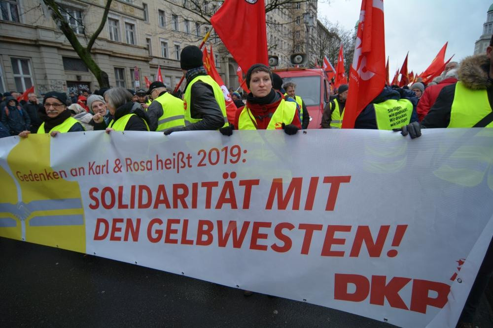 Erinnern für heute: „Gedenken an Karl & Rosa heißt 2019: Solidarität mit den Gelbwesten“ – Transparent an der Spitze des DKP-Blockes.