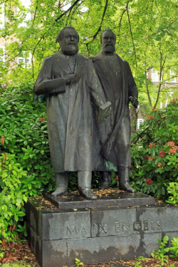 Erstes deutsches Marx-Engels-Denkmal von 1957 in Chemnitz, gestaltet von Walter Howard
