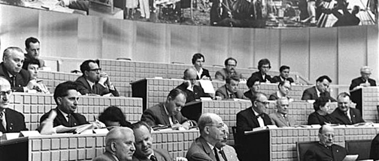 Auf der 2. Bitterfelder Konferenz am 24. April 1964 im Kulturpalast des Elektrochemischen Kombinats in Bitterfeld. In der ersten Reihe Willi Bredel, Otto Gotsche, Alexander Abusch, Erwin Strittmatter und Walter Ulbricht (v. l. n. r.). (Foto: Bundesarchiv)