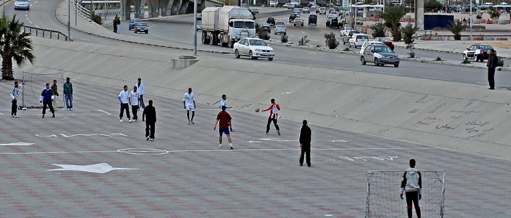 Plätze für Straßenfußball wie hier in Tripolis sind in Libyen üblich, gerade nahe der Autobahn und an Überführungen. (Foto: [url=https://commons.wikimedia.org/wiki/File:Tripoli_Libya_Flyover.jpg]paveita[/url])