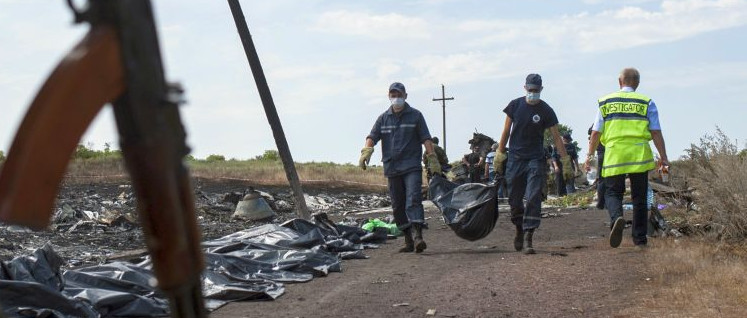 Angeblich durften sie nicht hin - Internationale Ermittler an der Absturzstelle des Fluges MH 17. (Foto: OSCE / Evgeniy Maloletka)