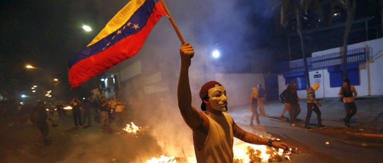 Guy-Fawkes-Masken stehen eigentlich für das Hacker-Kollektiv Anonymous. Für Poser-Fotos wie hier bei einem gewaltsamen Protest in Caracas (15. Februar 2014) werden sie ebenfalls gern genommen (Foto: [url=https://commons.wikimedia.org/wiki/File:Leopoldo_L%C3%B3pez_Ramo_Verde.jpg]JORGE SILVA[/url])