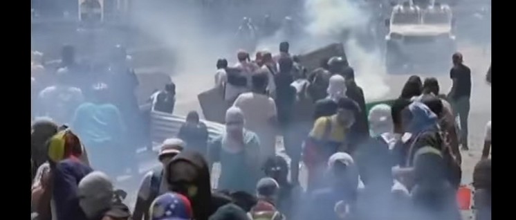 In Caracas griffen Oppositionelle gezielt Nationalgarde und Polizeikräfte an. (Foto: telesur)