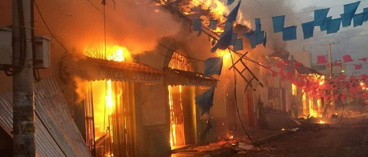 Randalierer setzten in Leon Sekretariatsgebäude der Nationaluniversität UNAN in Brand, dabei verbrannte in einem Laden ein 24-jähriger Mann. (Foto: el19digital.com)
