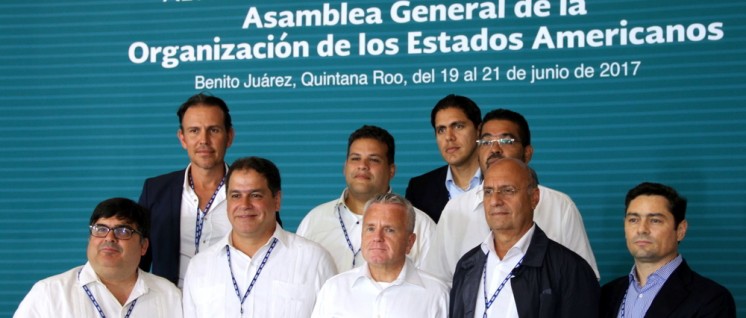 US-Vizeaußenminister John J. Sullivan beim Fototermin mit venezolanischen Oppositionellen im Rahmen der Generalversammlung der Organisation Amerikanischer Staaten (OAS) in Cancún, Mexiko (20.Juni 2017) (Foto: U.S. Department of State)