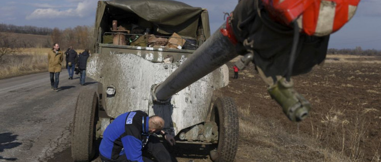 Schweres ukrainisches Kriegsgerät wird an der Frontlinie von OSZE-Mitarbeitern kontrolliert - abgezogen wurde es nie. (Foto: [url=https://www.flickr.com/photos/osce_smmu/16545493819/]OSCE[/url])