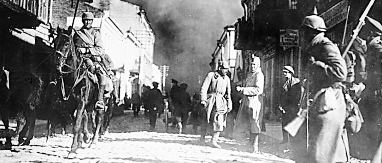 I. Weltkrieg.- Deutsche Soldaten bei der Besetzung von Schaulen (Schawli, Litauen), Juli 1915 (Foto: Bundesarchiv, Bild 146-1971-018-03 / Kühlewind / CC-BY-SA 3.0)