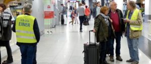 Reges Interesse bei vielen Fluggästen im Terminal des Düsseldorfer Flughafens an den Machenschaften im Reinigungsgewerbe. (Foto: Bettina Ohnesorge)