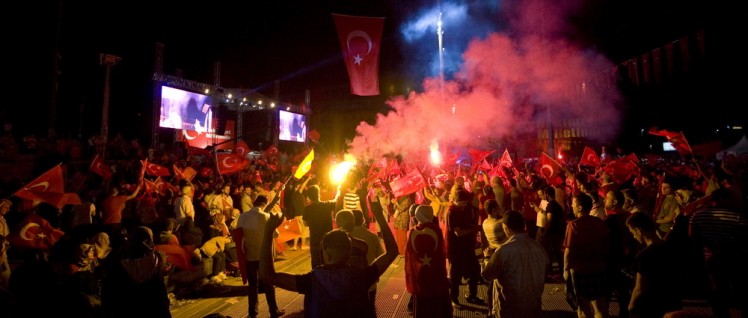 Setzen auf Erdogan: Demonstranten in Istanbul (24 Juli 2016) (Foto: Mike Norton/https://www.flickr.com/photos/mtnorton/27909350633/CC BY 2.0)