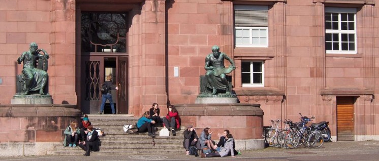 Studierende vor der Universität Freiburg (Foto: Alexandra Bucurescu / pixelio.de)