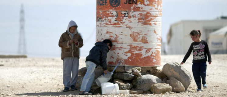 Syrische Kinder holen im Flüchtlingslager Zataari in Nord-Jordanien Wasser. (Foto: [url=https://commons.wikimedia.org/wiki/File:Children_filling_water_in_Al-Zaatari_Camp.jpg]Mustafa Bader[/url])
