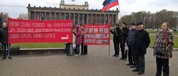 Nein zum Krieg gegen den Donbass – Teilnehmer der Protestaktion in Berlin (Foto: Alant Jost)