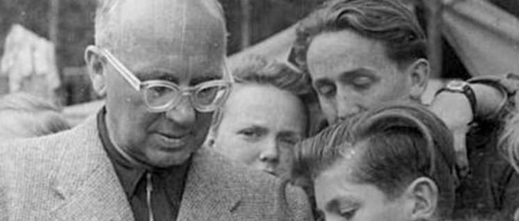 Johannes R.Becher 1951 im Gespräch mit Jungen Pionieren im Zeltlager der Pionierrepublik „Ernst Thälmann“in der Wuhlheide. (Foto: Bundesarchiv Bild 183-M0213–0306)