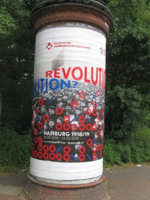 Litfaßsäule am Holstenwall kündigt Revolutions-Ausstellung an.