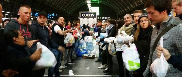 Ketten bilden: Die Helfer transportieren die Spenden durch den Bahnhof (Foto: Internationales Zentrum Frankfurt)