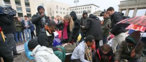 Geflüchtete haben viel durchgemacht, aber sind nicht wehrlos, wie hier 2013 bei einem trockenen Hungerstreik vor dem Brandenburger Tor in Berlin. (Foto: {url=https://www.flickr.com/photos/linksfraktion/10289620763]Fraktion DIE LINKE. im Bundestag / flickr.com[/url])