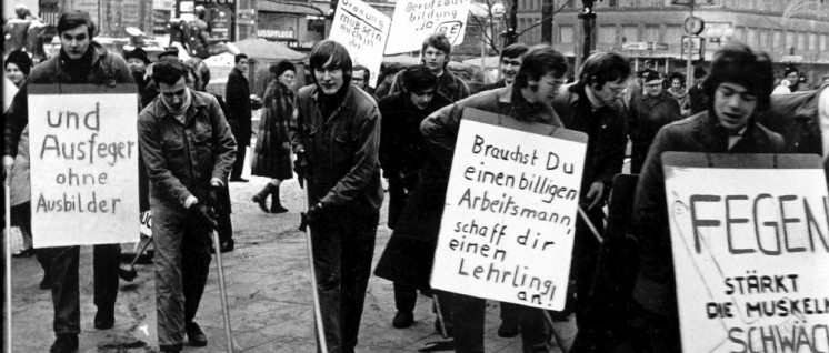 (Foto: [url=https://de.wikipedia.org/wiki/Lehrlingsbewegung#/media/File:Lehrlingsdemonstration_Hamburg_1968.jpg]Hennercrusius/Wikimedia Commons[/url])