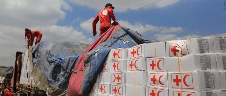16 Lastwagen mit Lebensmittelpaketen und Hygieneprodukten, geliefert vom syrischen „Roten Halbmond“. (Foto: Ibrahim Malla – IFRC)