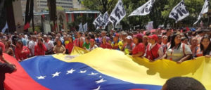 Demonstranten zeigen am Montag in Caracas ihre Solidarität mit Maduro. (Foto: Telesur)